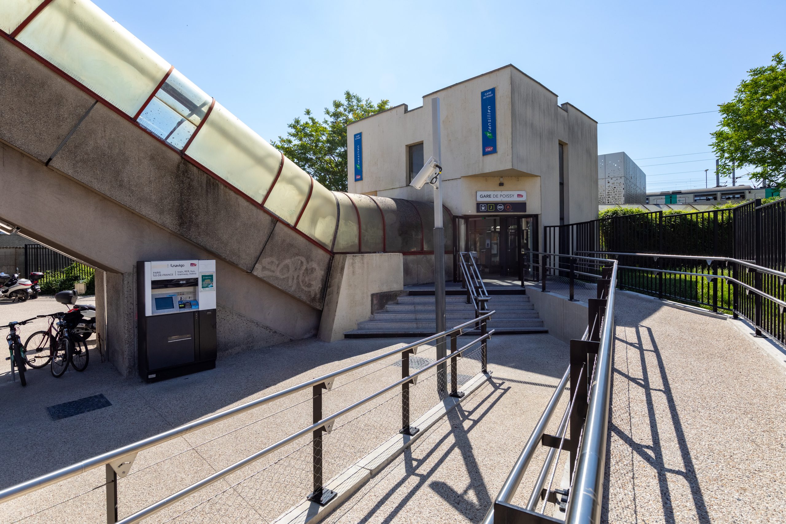 Rampe rénovée de l'accès nord-est Poissy