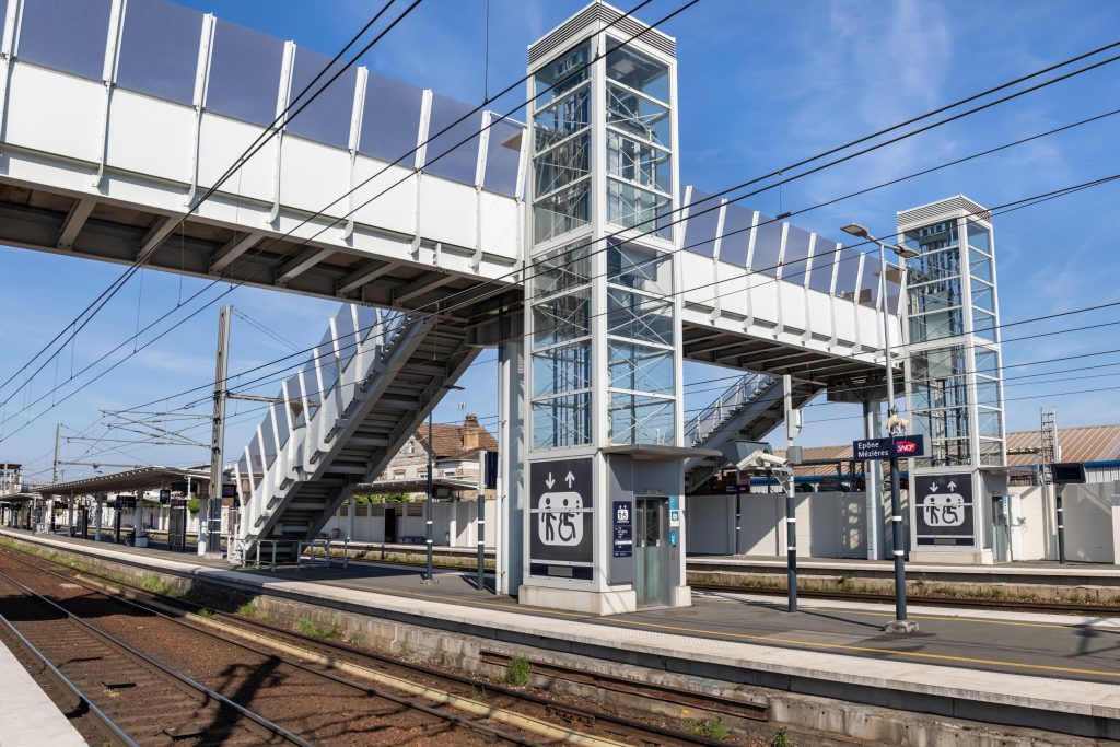 Vue des ascenseurs et de la nouvelle passerelle 